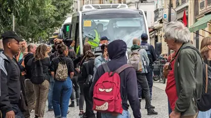 'O ülke' Fransa’ya iade edilecek ilk göçmen grubunu gözaltına aldı