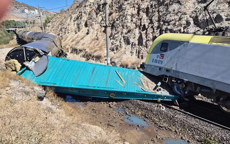 Li Meletiyê du trênên bar li hev ketin