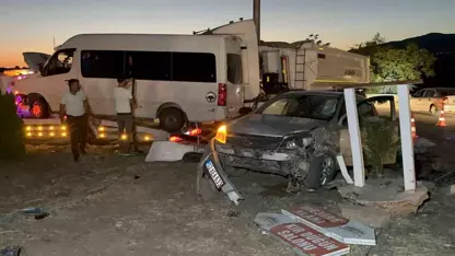 Li Semsûrê minibus û otomobîlekî li hev ketin: 12 kes birîndar bûn