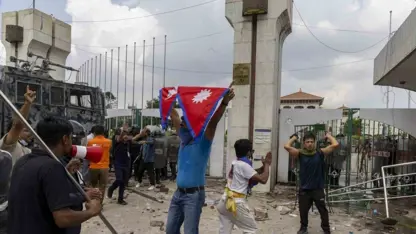 Nepal'de protestocular cezaevlerini bastı: 15 binden fazla firar! 