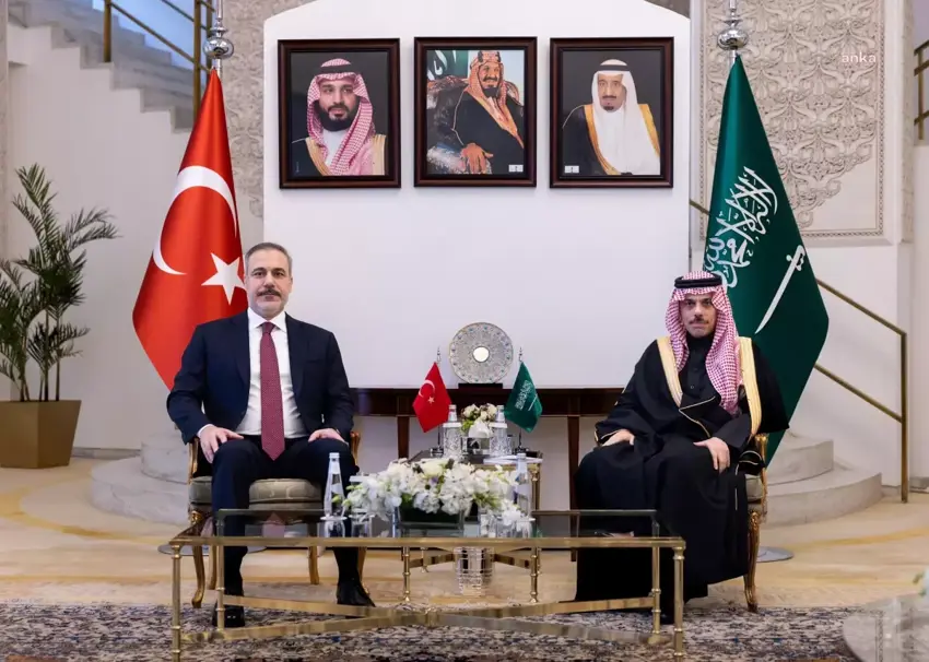 Hakan Fidan bi wezîrê Saûdiyê Al Saûd û serokwezîrê Qatarê re axifî