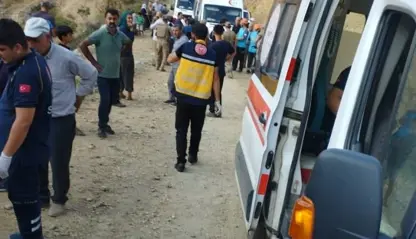 Li bajarê Çewlikê mînîbusa ji merasima vekirina mizgeftê dihat wergeriya: 7 kes birîndar bûn