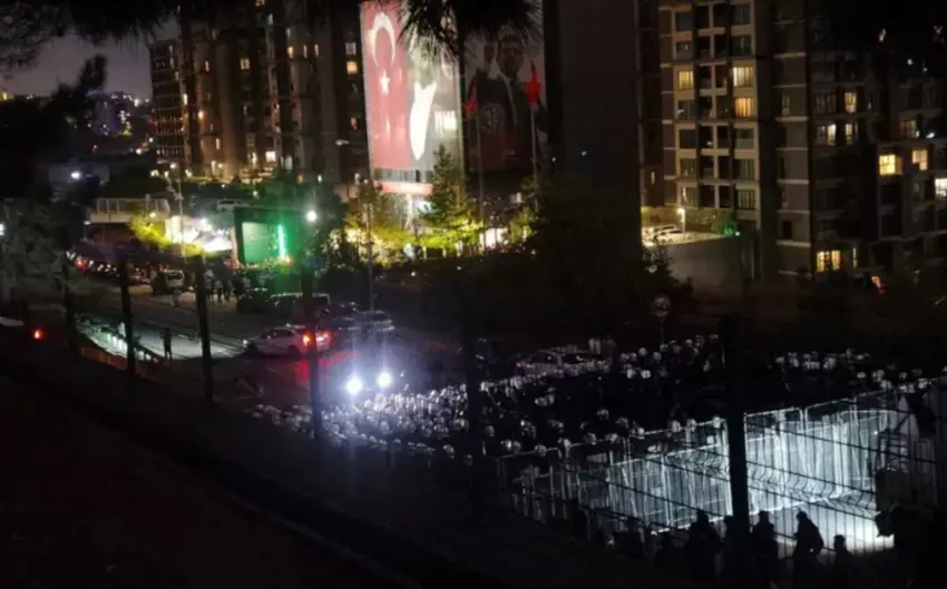 Qedexeya xwepêşandanê ya sê rojan: Avahiya Parêzgeha CHP di bin dorpêçê de ye!