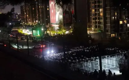 Qedexeya xwepêşandanê ya sê rojan: Avahiya Parêzgeha CHP di bin dorpêçê de ye!