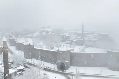 Diyarbakır’da yoğun kar yağışı nedeniyle uçuşlar iptal edildi!