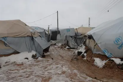 Koçberên kampa Newrozê rûbirûyî sermayê û hilweşîna konan e