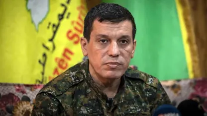 Senator Van Hollen bi Mazlûm Abdî re civiye: Divê DYA ji Sûriyeyê agirbestê bixwaze