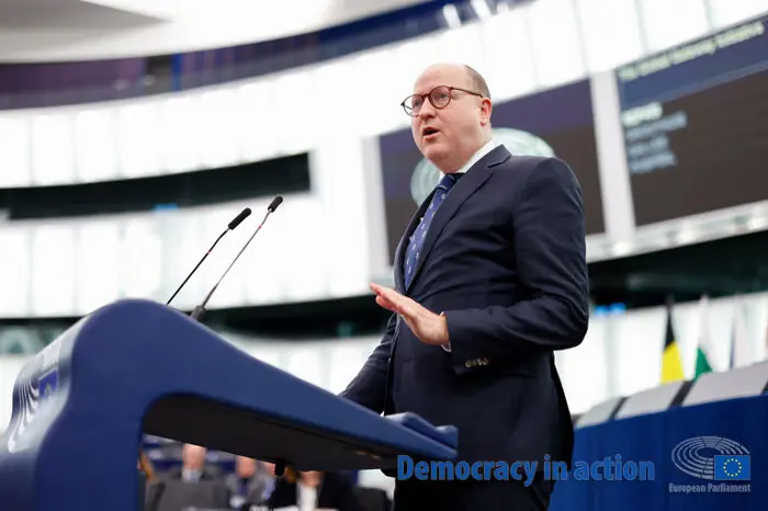 ڕەخنەی تووندی نوێنەری هۆڵەندا لە پەرلەمانی ئەورووپا لە دژایەتی بەشێک لە ووڵاتانی ئەندام سەبارەت بە بە تیرۆریست ناساندنی سوپای پاسداران 