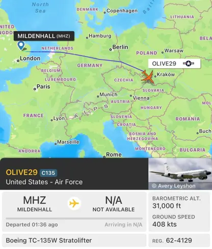 فڕۆکەیەکی ڕاهێنەری جۆری TC-135W Stratolifter لە ئینگلتەرا بەرەو بنکەی ئاسمانی ئەلعودەید لە قەتەر بەڕێکەوت