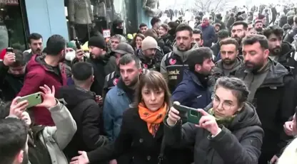 DEM Partiyê li Stenbolê ji bo piştgiriya Rojava xwepêşandanek li dar xist