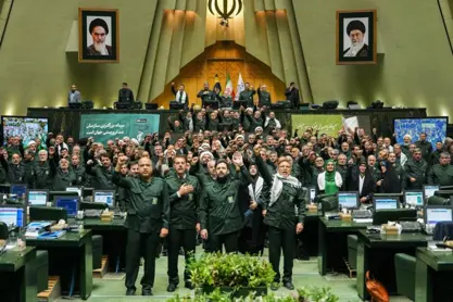 Parlamenterên Îranê bi unîformayên Pasdaran çûn Meclîsê