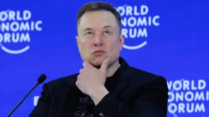 Elon Musk bû yekem kesê ku serweta wî 800 milyar dolar derbas kir