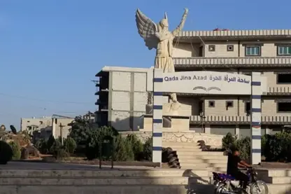 Şandeya Kobaniyê ji bo rakirina dorpêçê bi rayedarên Helebê re civiya