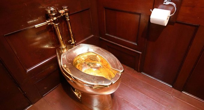 Klozeta zêrîn a bi bihayê 5 milyon dolaran hat dizîn