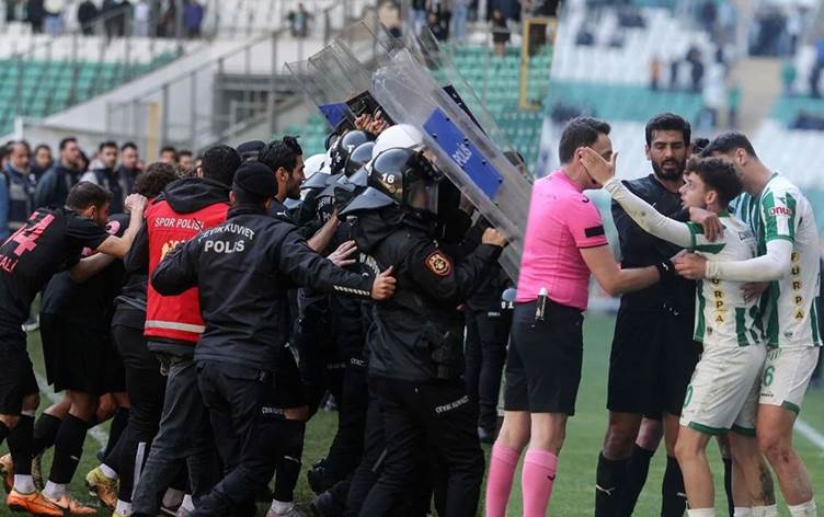 Bursasporlu futbolcu ve taraftarlar Diyarbekirspor'a saldırdı!