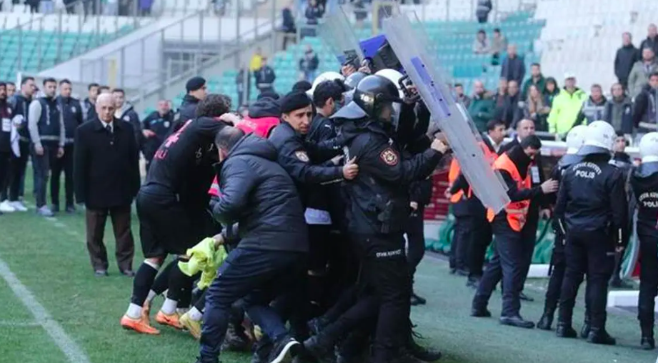 Bursaspor Başkanı futbolcularına sitem etti: Profesyonel futbolcu değilsiniz!