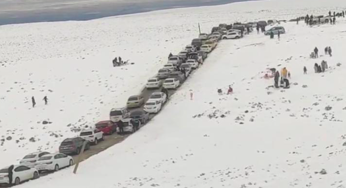 Diyarbakırlılar akın akın gitti, 5 km'lik araç kuyruğu oluştu!